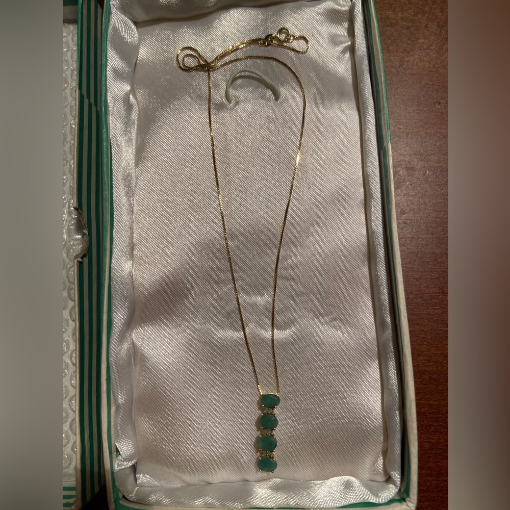 Emerald pendant and necklace in 14k gold, chain is 16 inches - Pre owned